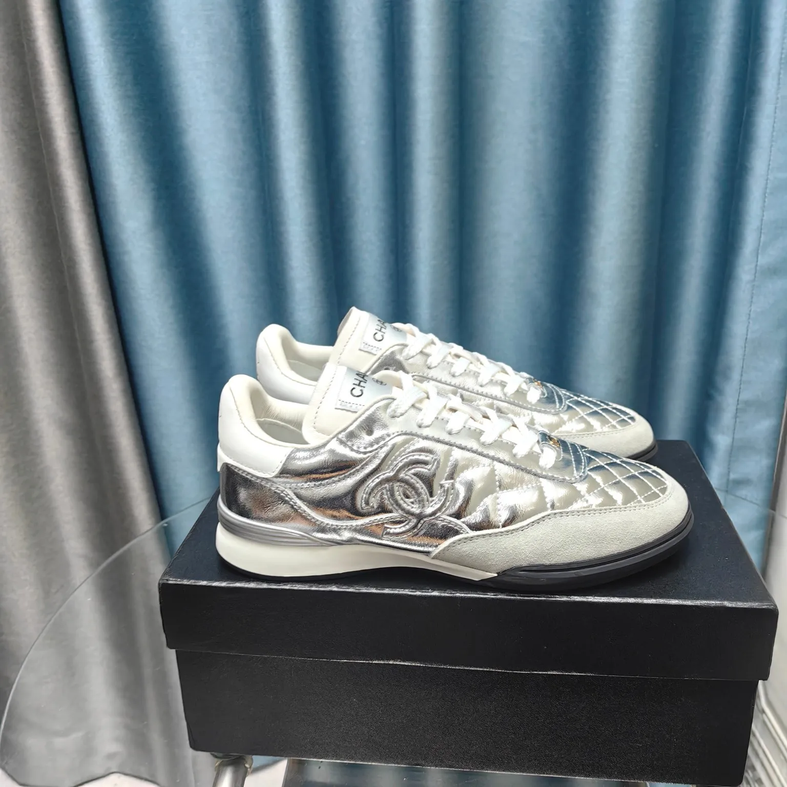 👟👟Ex-factory price 520👟👟 Chanel Chanel - 2024 counter top casual sports shoes This classic design; the upper is electro-embroidered with a variety of techniques; the outsole is fashionable and sporty; it is unusual to incorporate a variety of color matching elements... The diversified mix and match is very beautiful and versatile, casual, fashionable, sports and outdoor can be taken into account... ꫛꫀꪝ Go➫ Material: ❶Upper made of: Original imported mixed-breed sheep ❷Inside made of: original imported breathable sheepskin ❸Outsole based on: original TPU outsole Full set of boutique packaging for women 35–41